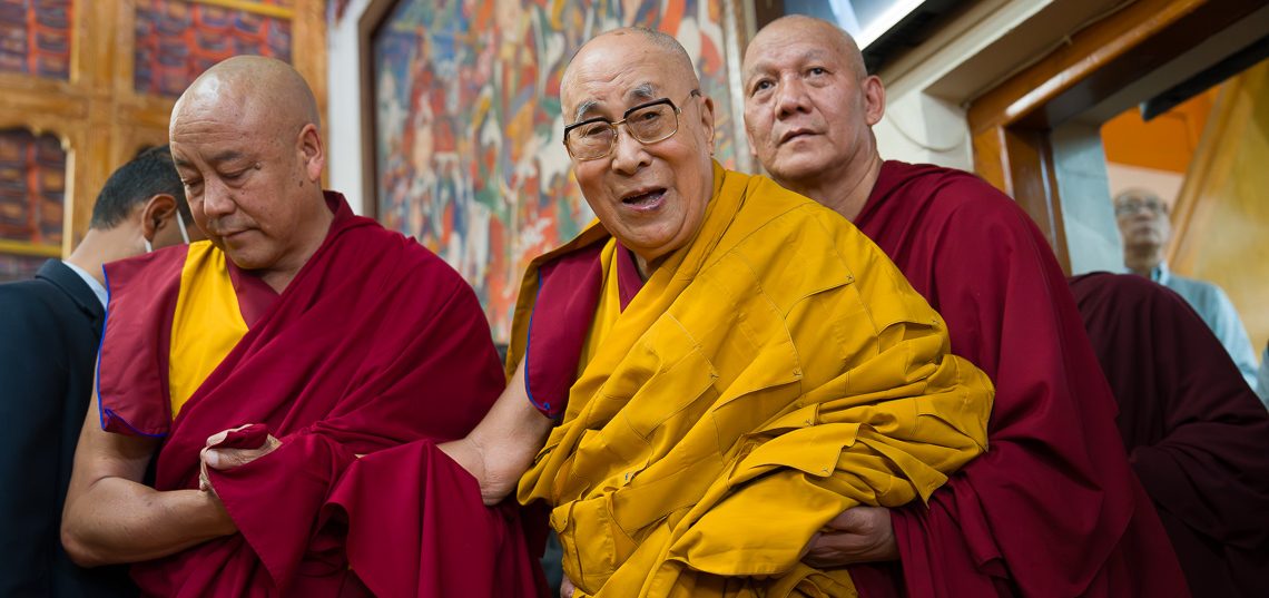 རྡ་ས་མདོ་སྟོད་ཆོལ་ཁ་དང་གློ་སྒྲིག་བདེ་དོན་ཚོགས་པ་གཉིས་ཀྱིས་བརྟན་བཞུགས་བསྟར་འབུལ་ཞུས་པ།