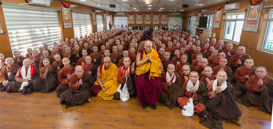 ཐའེ་ཝན་གྱི་རྒྱ་རིགས་གྲྭ་བཙུན་བརྒྱ་ཕྲག་བརྒལ་བས་དྲང་ངེས་ལེགས་བཤད་སྙིང་པོ་བློ་རྒྱུགས་སུ་ཕུལ་ཏེ་༸སྐུའི་གོ་སྟོན་སྲུང་བརྩི་བྱས་པ།