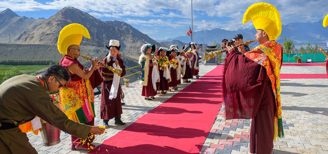 དགོན་པ་གྲོང་སྡེའི་སྟོན་པའི་སྐུ་བརྙན་ཆེན་མོར་གནས་གཟིགས་དང་རབ་གནས་མཛད་པ།