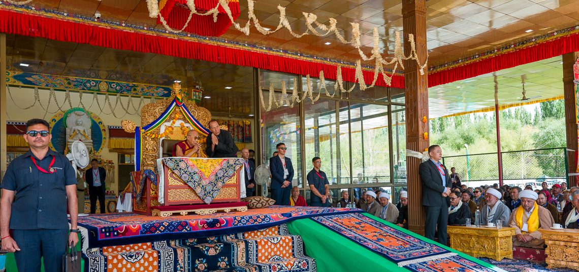 གླེ་ཡི་ཆོས་ལུགས་ཁག་ཐུན་མོང་གིས་གུས་བསྟོད་གསོལ་སྟོན་འདེགས་འབུལ།