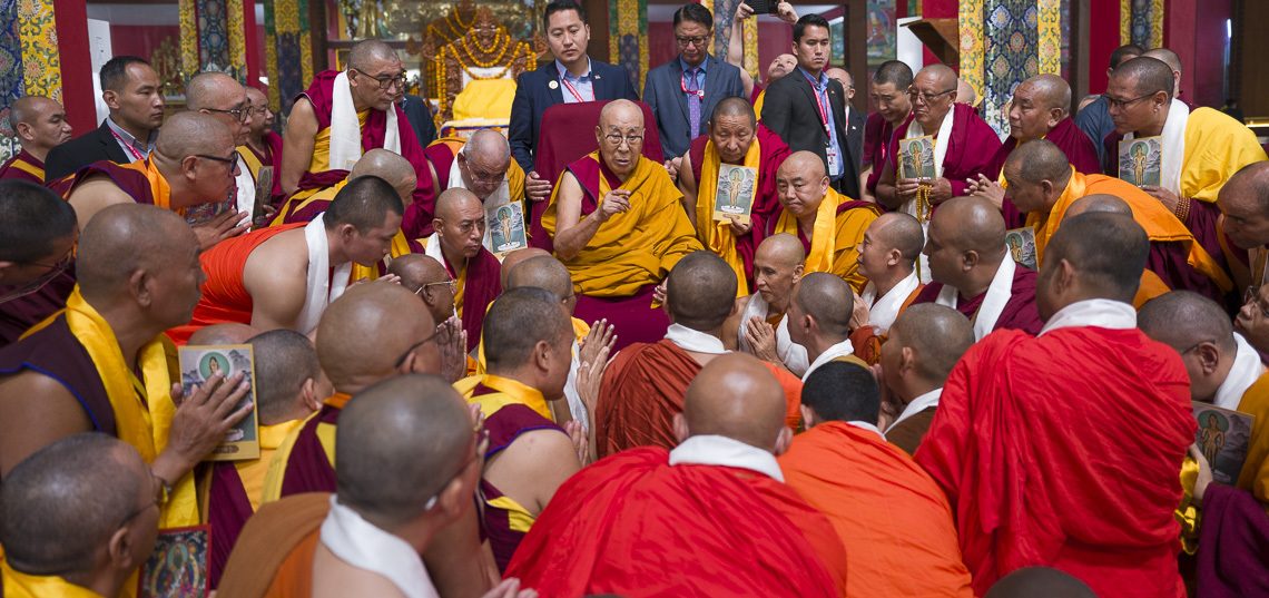 རྒྱལ་སྤྱིའི་པཱ་ལི་དང་ལེགས་སྦྱར་ཆོས་བརྒྱུད་དབར་ཤེས་ཡོན་བརྗེ་ལེན་གྱི་ལས་གཞི་ལོ་བཞི་པའི་སློབ་གཉེར་བ་རྣམས་ལ་མཇལ་ཁ་སྩལ་བ།