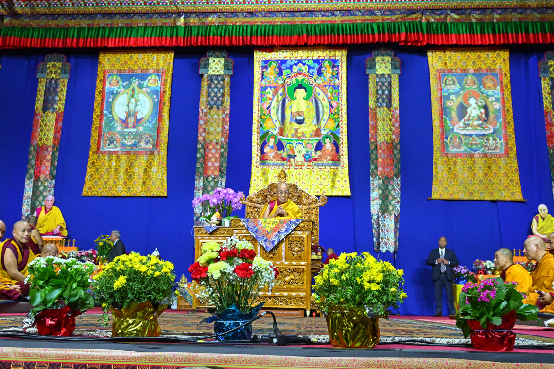 ཕྱི་ལོ་ ༢༠༢༤ ཟླ་ ༨ ཚེས་ ༢༢ ཉིན་ཨ་རིའི་ནེའུ་ཡོག་གྲོང་ཁྱེར་གྱི་UBS Arena ཞེས་པའི་ཚོགས་ཁང་ཆེན་མོ་རུ་བསྟན་བཞུགས་བསྟར་འབུལ་སྐབས་སྤྱི་ནོར་༸གོང་ས་༸སྐྱབས་མགོན་ཆེན་པོ་མཆོག་གིིས་བོད་རིགས་བྱིས་པ་ ༤༠༠ ཡིས་སྐུ་ཚེ་བརྟན་པའི་སྨོན་འདུན་གྱི་བསྟོད་གླུ་ཕུལ་བར་གཟིགས་བཞིན་པ། པར་བ། བསོད་ནམས་རྫོགས་སངས་ལགས།