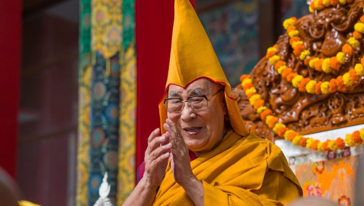 ལྔ་མཆོད་ཆེན་མོའི་ཚོགས་མགོན་དུ་ཆིབས་བསྒྱུར་གྱིས་དགེ་བཤེས་ལྷ་རམས་པའི་ཕྱག་ཁྱེར་བཞེས་ནས་ལོ་ ༥༡ འཁོར་བའི་རྗེས་དྲན་གཟེངས་རྟགས་འབུལ་བཞེས་མཛད་པ།