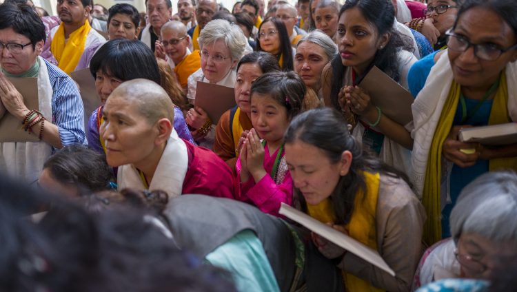 ལྷག་མཐོང་ཆེན་མོའི་ཟབ་སྦྱོང་འཛིན་གྲྭ་ལ་ཕེབས་པའི་སློབ་གཉེར་བ་རྣམས་ལ་བཀའ་སློབ་སྩལ་བ།