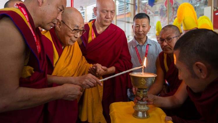 བློ་གསལ་གླིང་གྲྭ་ཚང་དུ་རྣམ་འགྲེལ་མཚན་ཕུད་དམ་བཅའ་ཆེན་མོར་དབུ་བཞུགས་གནང་བ།