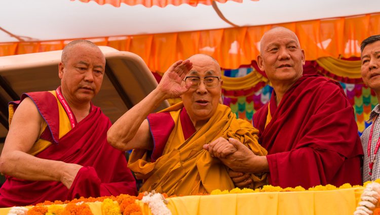 ཆོས་སྡེ་ཆེན་པོ་དགའ་ལྡན་རྣམ་པར་རྒྱལ་བའི་གླིང་ནས་བརྟན་བཞུགས་བསྟར་འབུལ་ཞུས་པ།
