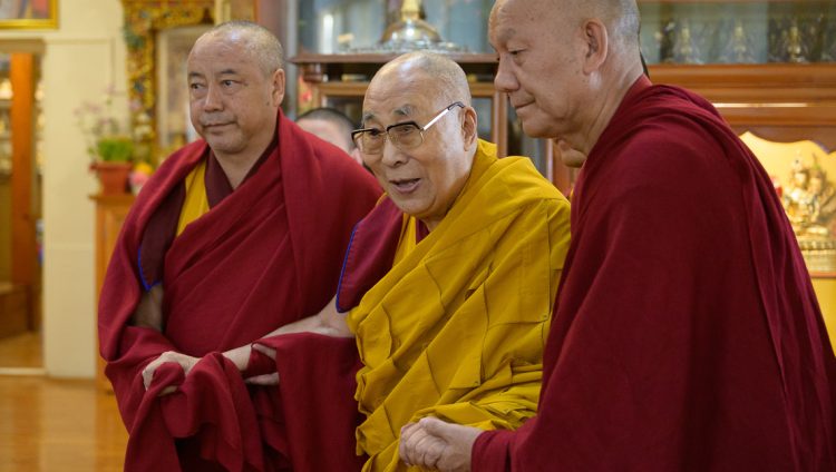 དགེ་ཚུལ་སློང་གི་བསླབ་སྡོམ་སྩལ་བ།