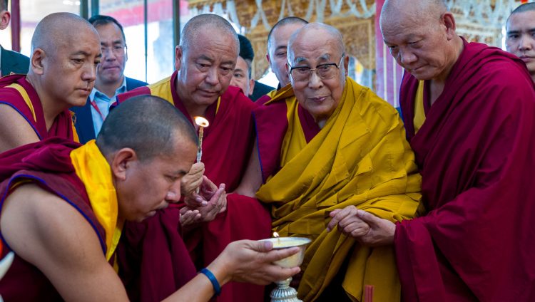 མར་ཡུལ་ལ་དྭགས་ནས་གནས་བཅུ་དང་འབྲེལ་བའི་མདོ་ལུགས་བརྟན་བཞུགས་བསྟར་འབུལ་ཞུས་པ།