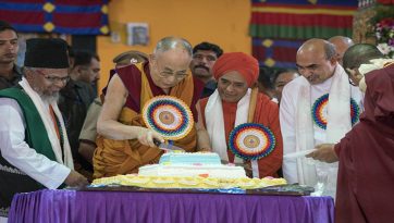 འཁྲུངས་སྐར་མཛད་སྒོ་སོགས་ལེགས་པར་གྲུབ་ནས་ཕོ་བྲང་དུ་༸ཞབས་སོར་འཁོད་པ།