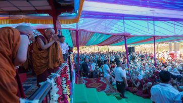 མཚོ་པདྨར་རིག་འཛིན་གདུང་སྒྲུབ་ཀྱི་ཚོགས་མཆོད་ཕུལ་བ།