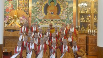 དགེ་ཚུལ་སློང་དང་ཚངས་སྤྱོད་དགེ་བསྙེན་གྱི་སྡོམ་པ་སྩལ་བ།