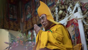 འཕན་པོ་དང་པདྨ་བཀོད་ཀྱི་ལྷ་སྡེ་མི་སྡེ་ཡོངས་ཀྱིས་བརྟན་བཞུགས་བསྟར་འབུལ།