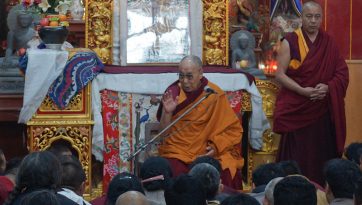 ངོས་ཀྱིས་རྡོ་རྗེ་གདན་ནས་ཁྱེད་རང་ཚོ་དབང་གི་དམིགས་འོག་ཏུ་བཅུག་ནས་སྨོན་ལམ་རྒྱག་གི་ཡིན།