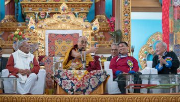 ཐུབ་གསུང་དར་རྒྱས་གླིང་གཙུག་ལག་ཁང་ལ་རབ་གནས་མི་མང་ལ་ཆོས་འབྲེལ་གནང་བ།