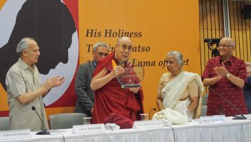 མཁས་དབང་ཨེམ་ཨལ་སེན་ལྡེའི་རྒྱལ་སྤྱིའི་ཆབ་སྲིད་གཟེངས་རྟགས་འབུལ་བཞེས།