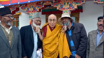 ཟངས་དཀར་དུ་ཆོས་འབྲེལ་བཀའ་དྲིན་སྩལ་བ།
