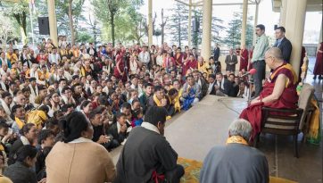 སྦིར་བོད་ཚོགས་ཀྱིས་བཀའ་དྲིན་རྗེས་དྲན་གྱི་གཟེངས་རྟགས་འབུལ་བཞེས་མཛད་པ།