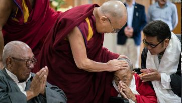 མི་མང་ལ་མཇལ་ཁ་དང་གསར་འགོད་པའི་བཅར་འདྲིར་བཀའ་ལན་སྩལ་བ།