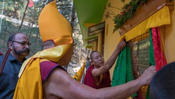 རྣམ་རྒྱལ་གྲྭ་ཚང་གི་སློབ་གཉེར་ཁང་གསར་པ་དབུ་འབྱེད་མཛད་སྒོར་ཆིབས་བསྒྱུར་བསྐྱངས་པ།