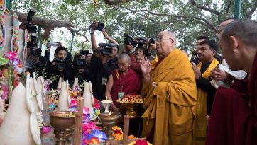 བྱང་ཆུབ་མཆོད་རྟེན་ཆེན་མོར་གནས་གཟིགས་མཛད་པ།