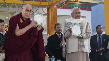 ནང་པའི་ཚན་རིག་དང་ལྟ་གྲུབ་ཀུན་བཏུས་ལས་ཕྱི་གཟུགས་ཅན་སྐོར་གྱི་དབྱིན་འགྱུར་དཔེ་དེབ་དབུ་འབྱེད་མཛད་པ།