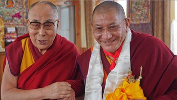 རྙིང་མའི་དབུ་འཛིན་མཆོག་ལ་མཇལ་ཁ་དང་རྡོར་གདན་ནས་ཆིབས་ཐོན་མཛད་པ།
