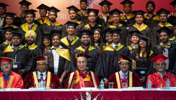 ལཱལ་བྷ་ཧཱ་དུར་ཤཱསྟྲི་འཛིན་སྐྱོང་བསྟི་གནས་ཁང་གི་བསླབ་པ་མཐར་སོན་གྱི་མཛད་སྒོར་བཀའ་སློབ་སྩལ་བ།