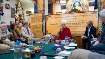 ར་ཤི་ཡའི་ཚན་རིག་མཁས་པ་དང་ནང་པའི་མཁས་པའི་དབར་གྱི་བགྲོ་གླེང་མཇུག་ལེགས་པར་གྲུབ་པ།