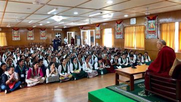 བུད་མེད་ལྷན་ཚོགས་ཀྱི་ཚོགས་བཅར་བ་རྣམས་ལ་མཇལ་ཁ་དང་བཀའ་སློབ་སྩལ་བ།