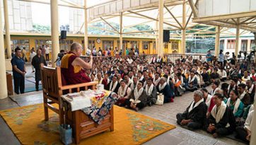 དབུ་མའི་ལམ་གྱི་ཚོགས་བཅར་བ་རྣམས་ལ་མཇལ་ཁ་དང་བཀའ་སློབ་སྩལ་བ།