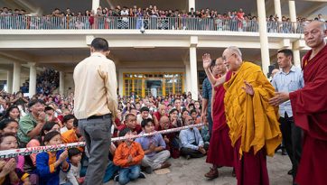 བོད་རིགས་གཞོན་སྐྱེས་རྣམས་ལ་གསུང་ཆོས་གནང་སྒོ་མཇུག་སྒྲིལ་བ། 