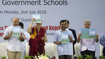 བདེ་སྐྱིད་སྐྲུན་ཐབས་ཀྱི་སློབ་དེབ་དབུ་འབྱེད་མཛད་སྒོར་ཆིབས་བསྒྱུར། 