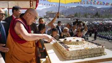 སྤྱི་ནོར་༸གོང་ས་༸སྐྱབས་མགོན་ཆེན་པོ་མཆོག་མགོན་པོ་གང་ཉིད་མཆོག་དགུང་གྲངས་ ༨༣ བཞེས་པའི་༸སྐུའི་འཁྲུངས་སྐར་དུས་ཆེན།