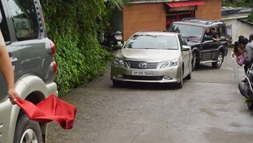 ལ་དྭགས་དང་རྒྱ་གར་ལྷོ་ཕྱོགས་ཁུལ་གྱི་མཛད་འཕྲིན་ལེགས་གྲུབ་ནས་བཞུགས་སྒར་དུ་ཆིབས་བསྒྱུར་བསྐྱངས་པ།