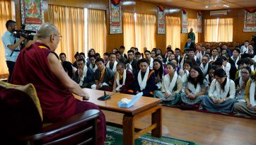 ལྔ་དང་ལྔ་བཅུའི་གཞོན་སྐྱེས་ཚོགས་འདུའི་ཚོགས་བཅར་བ་རྣམས་ལ་མཇལ་ཁ་དང་བཀའ་སློབ་སྩལ་བ།