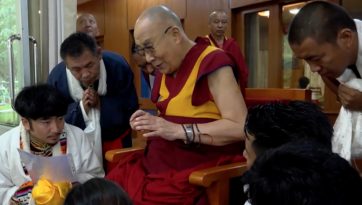 ནང་པའི་ཚན་རིག་དང་ལྟ་གྲུབ་འཛིན་གྲྭའི་སློབ་ཕྲུག་རྣམས་ལ་བཀའ་སློབ་སྩལ་བ།