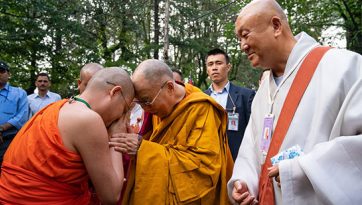 དབུ་མ་རྩ་བའི་འགྲེལ་པ་བུདྡྷ་པཱ་ལི་ཏའི་གསུང་ཆོས་འཕྲོ་སྐྱོང་མཛད་པ།