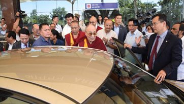 ༸གོང་ས་མཆོག་གིས་བཞུགས་སྒར་དུ་༸ཞབས་སོར་བདེ་བར་འཁོད་པ།