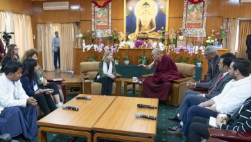 གཞོན་སྐྱེས་མགོ་ཁྲིད་ཚོའི་མཉམ་དུ་ཉིན་གཉིས་རིང་བགྲོ་གླེང་།