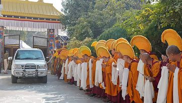 ༸གོང་ས་༸སྐྱབས་མགོན་ཆེན་པོ་མཆོག་རྡོ་རྗེ་གདན་དུ་༸ཞབས་སོར་བཀོད་པ།