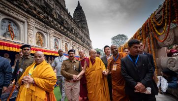 རྡོར་གདན་མཆོད་རྟེན་ཆེན་མོར་གནས་གཟིགས་མཛད་པ།