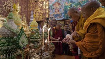 སྡེ་སྣོད་གསུམ་སྐོར་ལ་རྒྱལ་སྤྱིའི་མཁས་པའི་བགྲོ་གླེང་ལ་དབུ་བཞུགས་མཛད་པ།