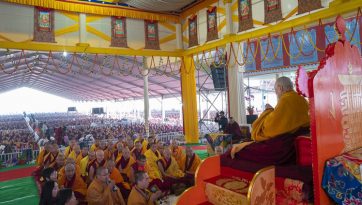 བདེ་མཆོག་ཚེ་ལྷ་དཀར་པོའི་བཀའ་ཆོས་བཀའ་དྲིན་སྩལ་བ།