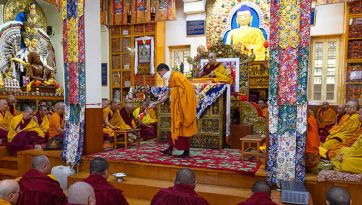 འཇམ་དཔལ་དབྱངས་ཀྱི་རྗེས་གནང་དང་བྱང་སེམས་ཀྱི་སྡོམ་པ་འབོག་ཆོག་མཛད་པ།