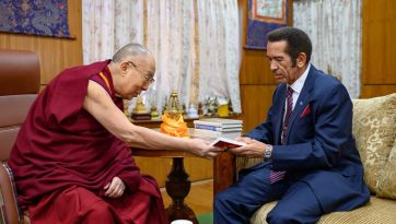 བྷོ་ཌ་སྭ་ནའི་སྲིད་འཛིན་ཟུར་པ་དང་གྲོས་ཚོགས་འཐུས་མི། རྒྱ་རིགས་ཁག་ཅིག་ལ་མཇལ་ཁ་སྩལ་བ