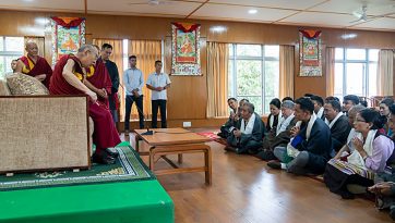 བོད་ཀྱི་སྨན་རྩིས་སློབ་མཐར་སོན་པའི་སློབ་ཕྲུག་དང་ལས་བྱེད་ཚོར་བཀའ་སློབ་སྩལ་བ།