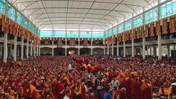 དཔལ་ལྡན་སྒོ་མང་གྲྭ་ཚང་གི་ཆོས་ར་དབུ་འབྱེད་དང་ཚན་རིག་ལས་རིམ་མཛད་སྒོར་དབུ་བཞུགས།