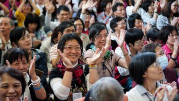 དབུ་མ་རིན་ཆེན་ཕྲེང་བའི་གསུང་ཆོས་དབུ་འཛུགས་མཛད་པ།