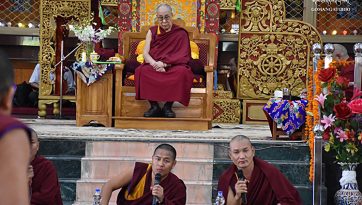 སྒོ་མང་གྲྭ་ཚང་གི་རྩོད་རྒྱུགས་ལས་རིམ་ལ་དབུ་བཞུགས་དང་བློ་གླིང་གྲྭ་ཚང་གིས་ཕེབས་སྟོན་མཛད་སྒོར་ཆིབས་བསྒྱུར།