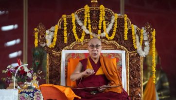 འབྲས་སྤུངས་བློ་གླིང་དུ་རྗེ་ཚེ་འཛིན་མའི་ཚེ་དབང་གི་ཆོས་འབྲེལ་སྩལ་བ།